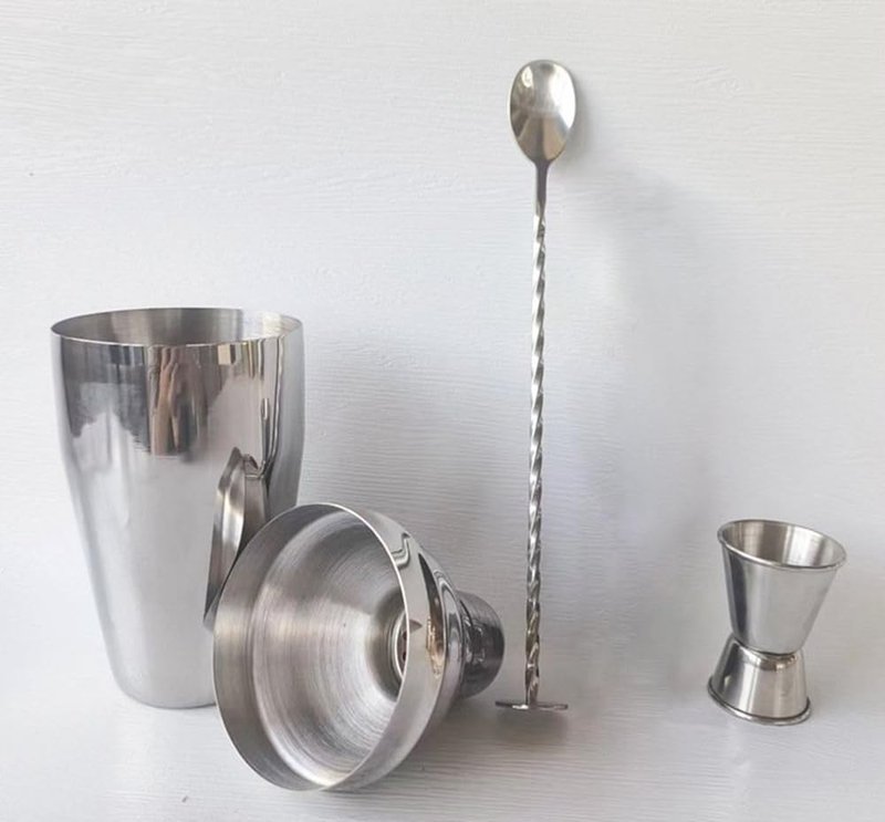 24oz Cocktail Shaker Set, Bartender Kit with Martini Shaker + Bar Spoon + Jigger, 304 Stainless Steel Drink Mixer Cocktail Kit with Built-in Strainer for Margarita Bartender Alcohol Gifts