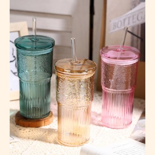 GOSCHE Glass Cups with Lids and Straws, 20oz Drinking Jar Glass Tumbler Iced Coffee Cups Set, Vintage Ripple Glassware Smoothie Cups for Water Coffee Tea, Amber, 2 Pcs