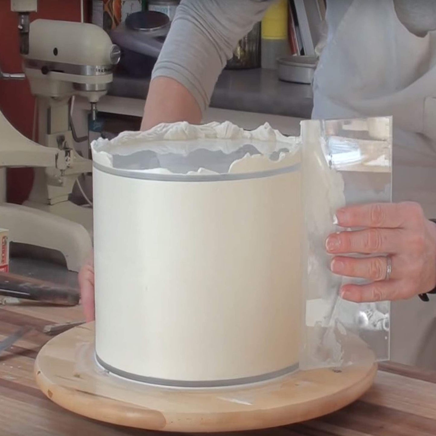 CAKESAFE – 2-9.5” Clear ¼” Acrylic Disks – Perfect Icing Tool to Smooth the Buttercream on Your Cakes